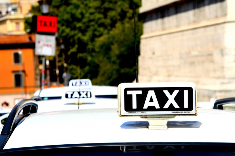 taxis-LANTOSQUE-min_taxi_auto_rome_road_white-1051610